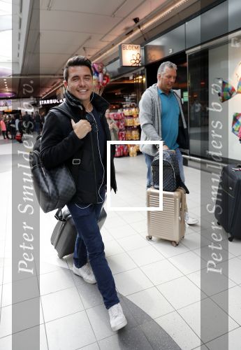 Schiphol  19 mei 2019
Vele fans wachten Duncan Laurence op nadat hij op schiphol is geland . De avond ervoor heeft hij het songfestival gewonnen in israel. Jan Smit met ome Cor
