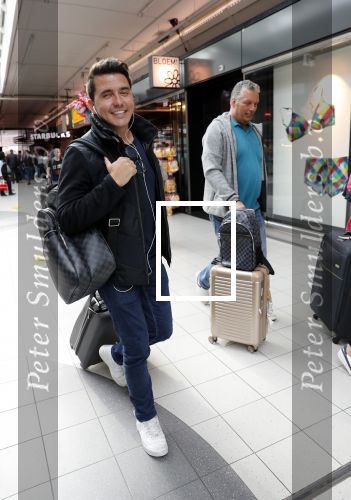 Schiphol  19 mei 2019
Vele fans wachten Duncan Laurence op nadat hij op schiphol is geland . De avond ervoor heeft hij het songfestival gewonnen in israel. Jan Smit met ome Cor