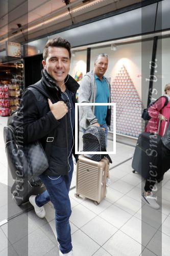 Schiphol  19 mei 2019
Vele fans wachten Duncan Laurence op nadat hij op schiphol is geland . De avond ervoor heeft hij het songfestival gewonnen in israel. Jan Smit met ome Cor