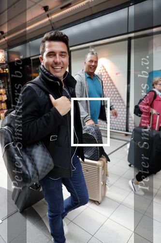 Schiphol  19 mei 2019
Vele fans wachten Duncan Laurence op nadat hij op schiphol is geland . De avond ervoor heeft hij het songfestival gewonnen in israel. Jan Smit met ome Cor