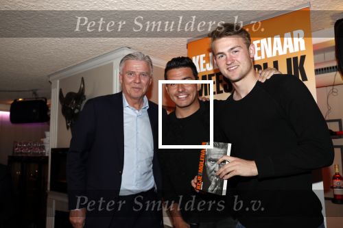 Volendam 22 mei 2019
Boekpresentatie Keje Molenaar bij dine en wine op de dijk in Volendam. Jan Smit presenteert het.
Matthijs de Ligt is er met zijn vriendin Annekee Molenaar