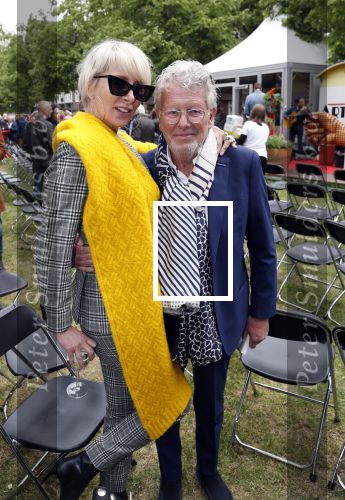 Amsterdam 17 mei 2019
Opening Art Zuid door Jan des Bouvrie. jan met zijn vrouw Monique