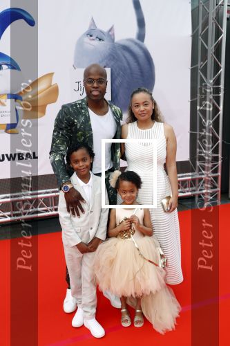Amsterdam 2 juni 2019
Premiere huisdiergeheimen 2 in pathe arena. Jandino Asporaat kwam met vrouw en kinderen