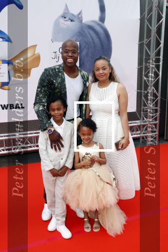 Amsterdam 2 juni 2019
Premiere huisdiergeheimen 2 in pathe arena. Jandino Asporaat kwam met vrouw en kinderen