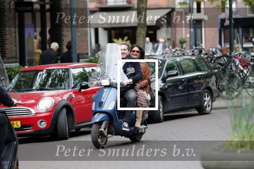 Amsterdam 17 mei 2019
Jelle Feenstra met zijn moeder op vespa scooter.