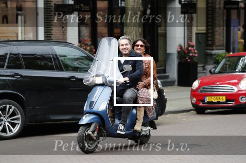 Amsterdam 17 mei 2019
Jelle Feenstra met zijn moeder op vespa scooter.