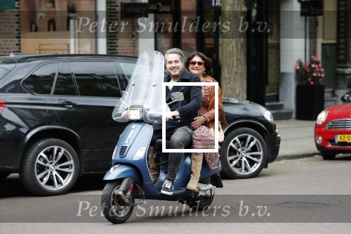 Amsterdam 17 mei 2019
Jelle Feenstra met zijn moeder op vespa scooter.