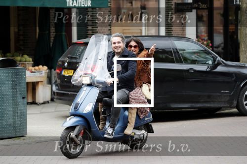 Amsterdam 17 mei 2019
Jelle Feenstra met zijn moeder op vespa scooter.