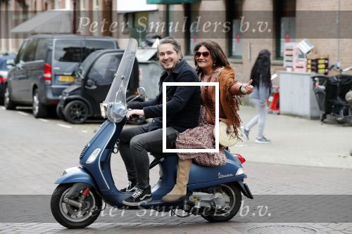 Amsterdam 17 mei 2019
Jelle Feenstra met zijn moeder op vespa scooter.
