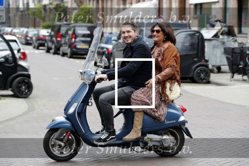 Amsterdam 17 mei 2019
Jelle Feenstra met zijn moeder op vespa scooter.