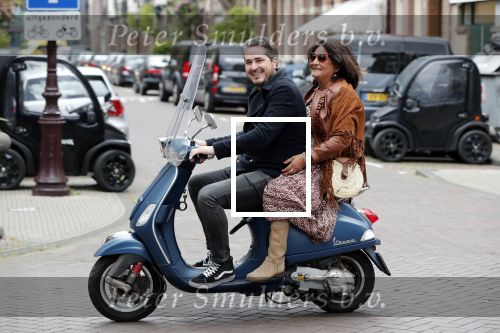 Amsterdam 17 mei 2019
Jelle Feenstra met zijn moeder op vespa scooter.