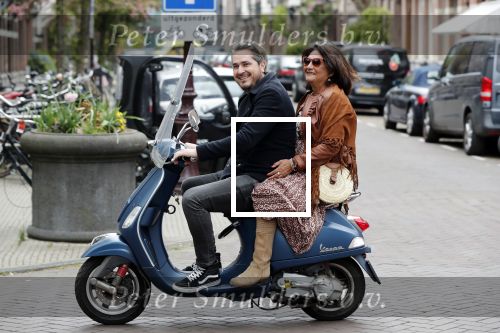 Amsterdam 17 mei 2019
Jelle Feenstra met zijn moeder op vespa scooter.
