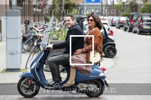 Amsterdam 17 mei 2019
Jelle Feenstra met zijn moeder op vespa scooter.