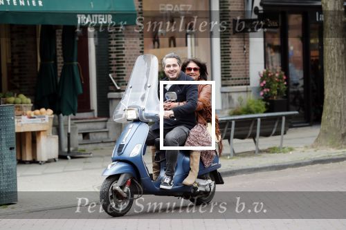 Amsterdam 17 mei 2019
Jelle Feenstra met zijn moeder op vespa scooter.
