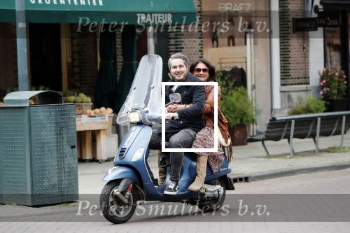 Amsterdam 17 mei 2019
Jelle Feenstra met zijn moeder op vespa scooter.