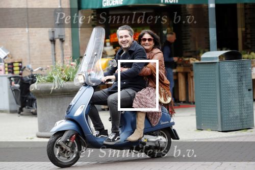 Amsterdam 17 mei 2019
Jelle Feenstra met zijn moeder op vespa scooter.