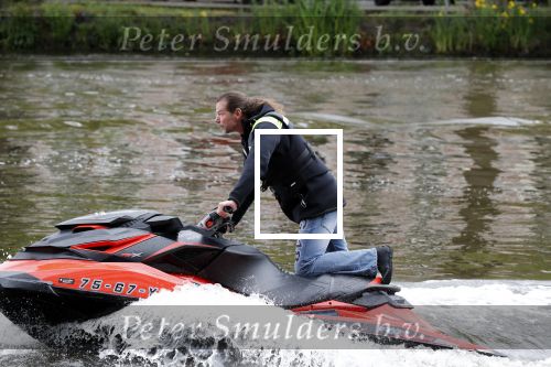 Amsterdam 28 mei 2019
Birgit Schuurman arriveert op een jetski bij cafe de waterkant om daar een gids van Liptonice uit te reiken aan eigenaar van de waterkant.