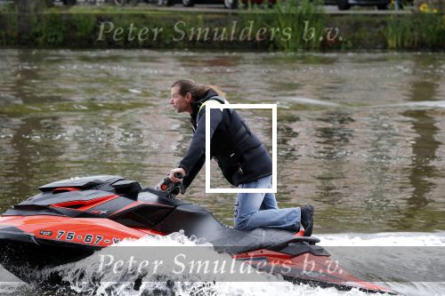 Amsterdam 28 mei 2019
Birgit Schuurman arriveert op een jetski bij cafe de waterkant om daar een gids van Liptonice uit te reiken aan eigenaar van de waterkant.