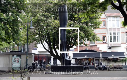 Amsterdam 20 mei 2019
Kunstenaar Judith Wiersema haar kunstwerk het been staat op de cornelis schuytstraat.