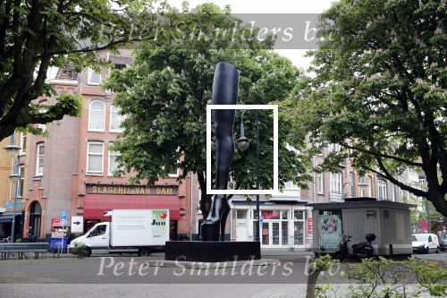 Amsterdam 20 mei 2019
Kunstenaar Judith Wiersema haar kunstwerk het been staat op de cornelis schuytstraat.