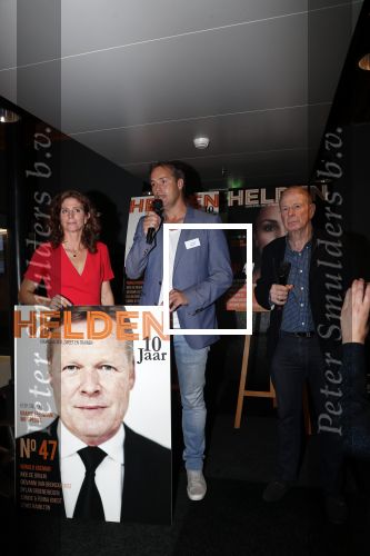 Amsterdam 29 mei 2019
10 jaar magazine Helden geporesnteerd bij Gassan Diamonds.
Frits en Barbara Barend praten met inge de Bruijn Ronald Koeman en Giovanni Bronkhorst.