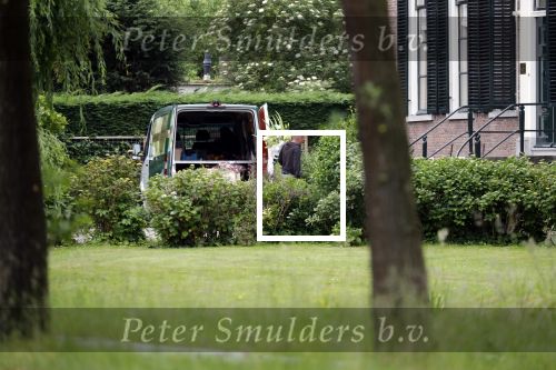 Maarssen Amsterdam 5 juni 2019
Crematie Martine Bijl op zorgvlied in Amsterdam. Er worden bloemen gebracht bij het huis van Martine en Berend Boudewijn.