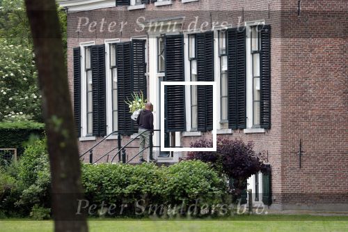 Maarssen Amsterdam 5 juni 2019
Crematie Martine Bijl op zorgvlied in Amsterdam. Er worden bloemen gebracht bij het huis van Martine en Berend Boudewijn.