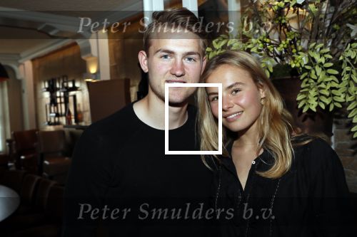 Volendam 22 mei 2019
Boekpresentatie Keje Molenaar bij dine en wine op de dijk in Volendam. Jan Smit presenteert het.
Matthijs de Ligt is er met zijn vriendin Annekee Molenaar