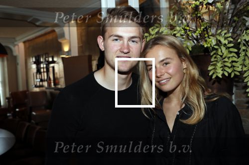 Volendam 22 mei 2019
Boekpresentatie Keje Molenaar bij dine en wine op de dijk in Volendam. Jan Smit presenteert het.
Matthijs de Ligt is er met zijn vriendin Annekee Molenaar