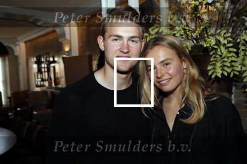 Volendam 22 mei 2019
Boekpresentatie Keje Molenaar bij dine en wine op de dijk in Volendam. Jan Smit presenteert het.
Matthijs de Ligt is er met zijn vriendin Annekee Molenaar