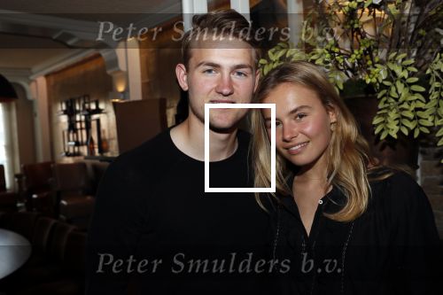 Volendam 22 mei 2019
Boekpresentatie Keje Molenaar bij dine en wine op de dijk in Volendam. Jan Smit presenteert het.
Matthijs de Ligt is er met zijn vriendin Annekee Molenaar