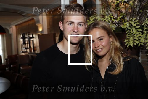 Volendam 22 mei 2019
Boekpresentatie Keje Molenaar bij dine en wine op de dijk in Volendam. Jan Smit presenteert het.
Matthijs de Ligt is er met zijn vriendin Annekee Molenaar