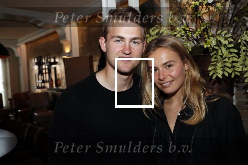 Volendam 22 mei 2019
Boekpresentatie Keje Molenaar bij dine en wine op de dijk in Volendam. Jan Smit presenteert het.
Matthijs de Ligt is er met zijn vriendin Annekee Molenaar