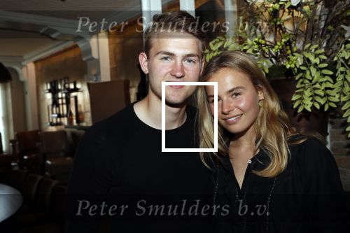 Volendam 22 mei 2019
Boekpresentatie Keje Molenaar bij dine en wine op de dijk in Volendam. Jan Smit presenteert het.
Matthijs de Ligt is er met zijn vriendin Annekee Molenaar