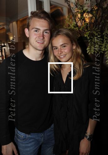 Volendam 22 mei 2019
Boekpresentatie Keje Molenaar bij dine en wine op de dijk in Volendam. Jan Smit presenteert het.
Matthijs de Ligt is er met zijn vriendin Annekee Molenaar