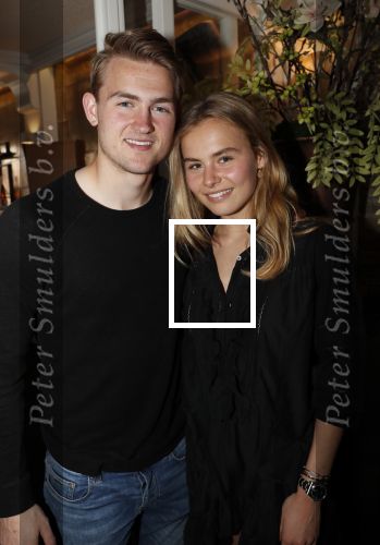 Volendam 22 mei 2019
Boekpresentatie Keje Molenaar bij dine en wine op de dijk in Volendam. Jan Smit presenteert het.
Matthijs de Ligt is er met zijn vriendin Annekee Molenaar