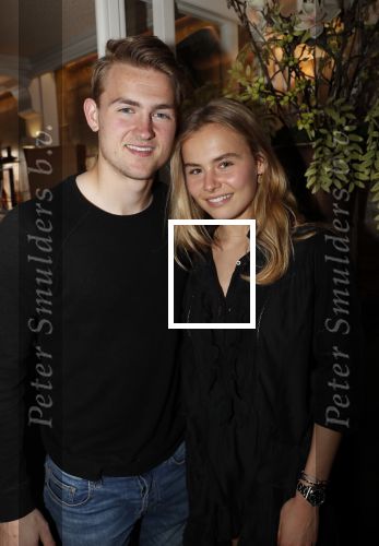 Volendam 22 mei 2019
Boekpresentatie Keje Molenaar bij dine en wine op de dijk in Volendam. Jan Smit presenteert het.
Matthijs de Ligt is er met zijn vriendin Annekee Molenaar