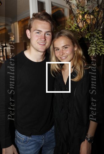 Volendam 22 mei 2019
Boekpresentatie Keje Molenaar bij dine en wine op de dijk in Volendam. Jan Smit presenteert het.
Matthijs de Ligt is er met zijn vriendin Annekee Molenaar