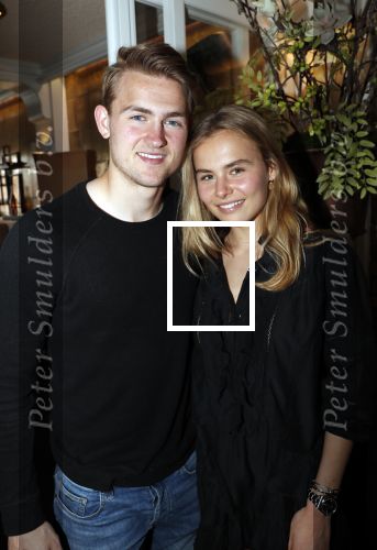 Volendam 22 mei 2019
Boekpresentatie Keje Molenaar bij dine en wine op de dijk in Volendam. Jan Smit presenteert het.
Matthijs de Ligt is er met zijn vriendin Annekee Molenaar