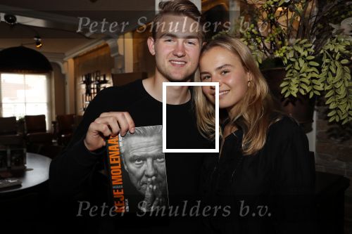 Volendam 22 mei 2019
Boekpresentatie Keje Molenaar bij dine en wine op de dijk in Volendam. Jan Smit presenteert het.
Matthijs de Ligt is er met zijn vriendin Annekee Molenaar