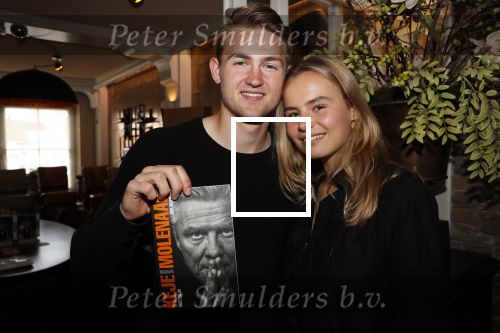 Volendam 22 mei 2019
Boekpresentatie Keje Molenaar bij dine en wine op de dijk in Volendam. Jan Smit presenteert het.
Matthijs de Ligt is er met zijn vriendin Annekee Molenaar
