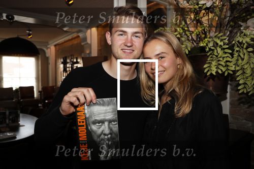 Volendam 22 mei 2019
Boekpresentatie Keje Molenaar bij dine en wine op de dijk in Volendam. Jan Smit presenteert het.
Matthijs de Ligt is er met zijn vriendin Annekee Molenaar