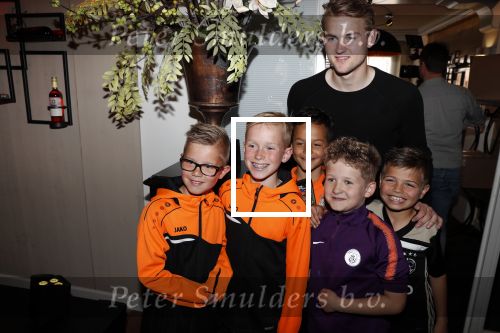 Volendam 22 mei 2019
Boekpresentatie Keje Molenaar bij dine en wine op de dijk in Volendam. Jan Smit presenteert het.
Matthijs de Ligt is er met zijn vriendin Annekee Molenaar