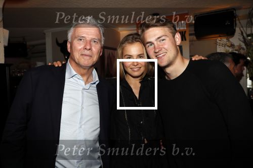 Volendam 22 mei 2019
Boekpresentatie Keje Molenaar bij dine en wine op de dijk in Volendam. Jan Smit presenteert het.
Matthijs de Ligt is er met zijn vriendin Annekee Molenaar