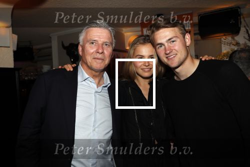 Volendam 22 mei 2019
Boekpresentatie Keje Molenaar bij dine en wine op de dijk in Volendam. Jan Smit presenteert het.
Matthijs de Ligt is er met zijn vriendin Annekee Molenaar