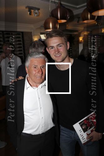 Volendam 22 mei 2019
Boekpresentatie Keje Molenaar bij dine en wine op de dijk in Volendam. Jan Smit presenteert het.
Matthijs de Ligt is er met zijn vriendin Annekee Molenaar