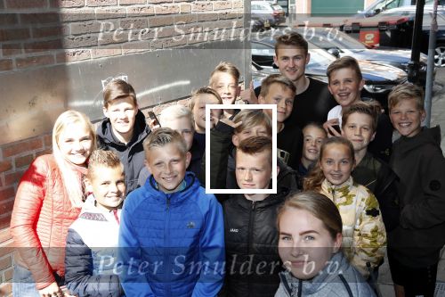 Volendam 22 mei 2019
Boekpresentatie Keje Molenaar bij dine en wine op de dijk in Volendam. Jan Smit presenteert het.
Matthijs de Ligt is er met zijn vriendin Annekee Molenaar