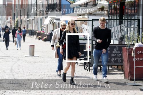 Volendam 22 mei 2019
Boekpresentatie Keje Molenaar bij dine en wine op de dijk in Volendam. Jan Smit presenteert het.
Matthijs de Ligt is er met zijn vriendin Annekee Molenaar