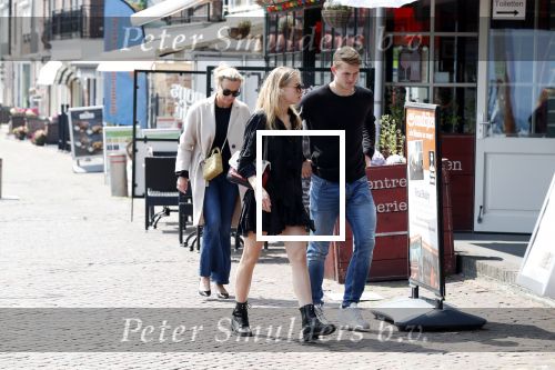 Volendam 22 mei 2019
Boekpresentatie Keje Molenaar bij dine en wine op de dijk in Volendam. Jan Smit presenteert het.
Matthijs de Ligt is er met zijn vriendin Annekee Molenaar