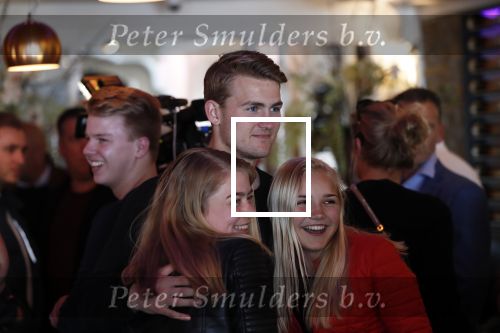 Volendam 22 mei 2019
Boekpresentatie Keje Molenaar bij dine en wine op de dijk in Volendam. Jan Smit presenteert het.
Matthijs de Ligt is er met zijn vriendin Annekee Molenaar